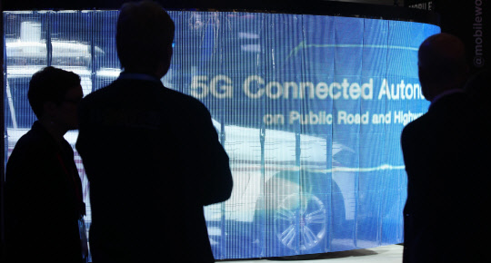 27일(현지시간) 세계 최대 모바일 전시회 '모바일 월드 콩그레스(MWC) 2017'이 열린 스페인 바르셀로나 피라 그란비아 내 SK텔레콤 부스에서 방문객들이 5G 커넥티드 차량을 살펴보고 있다.